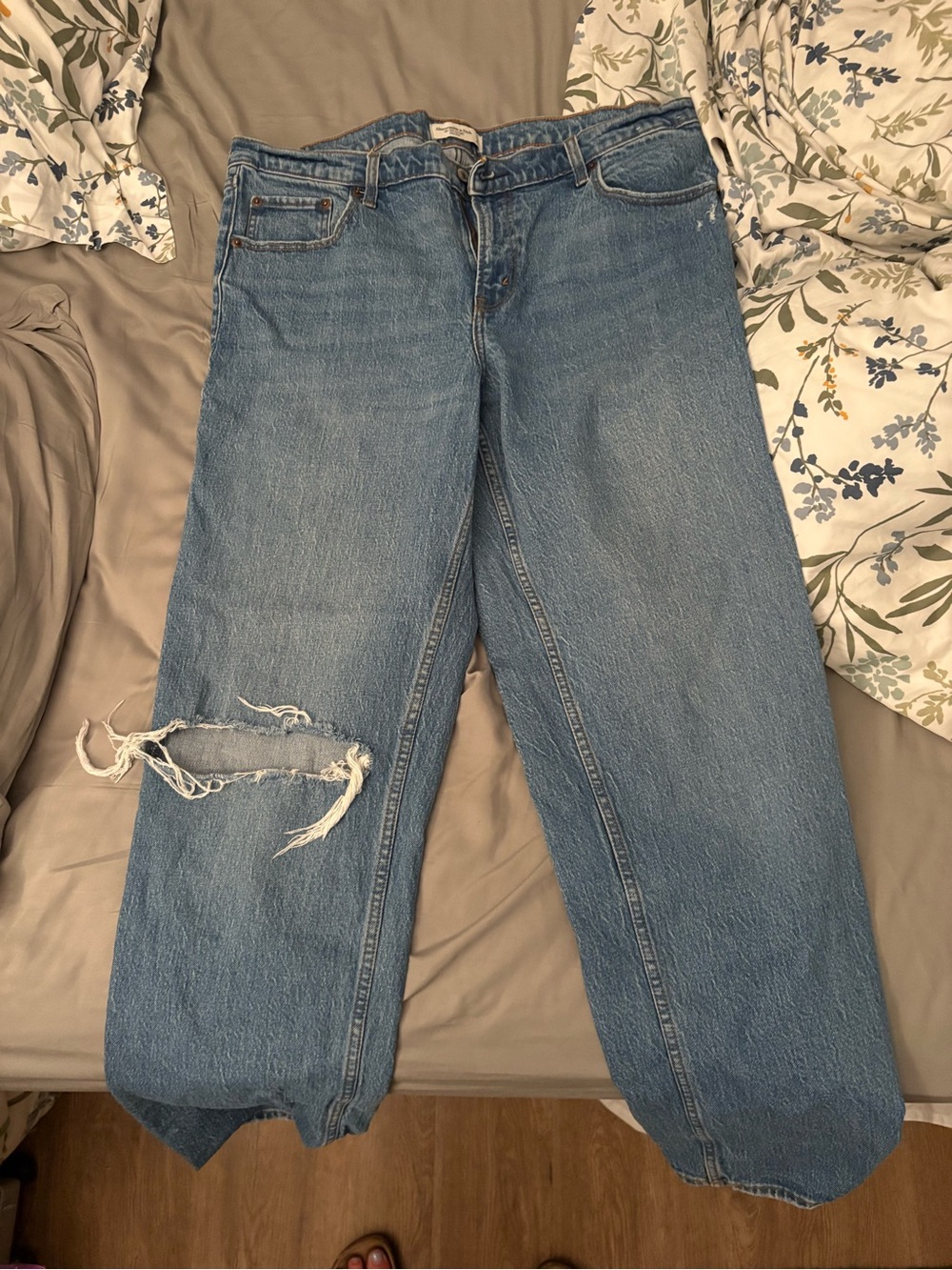 Abercrombie & Fitch Lightwash Midrise 90’s Straight Jeans, 33 Long